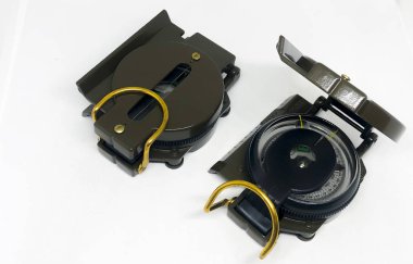 Bir sürü farklı pusula çeşidi ve beyaz arkaplan