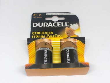 Farklı boyutta pil tipleri ve beyaz arkaplan.