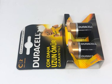 Farklı boyutta pil tipleri ve beyaz arkaplan.