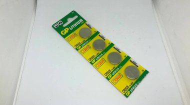 Farklı boyutta pil tipleri ve beyaz arkaplan