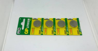 Farklı boyutta pil tipleri ve beyaz arkaplan