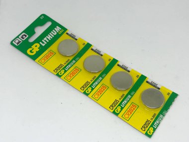 Farklı boyutta pil tipleri ve beyaz arkaplan