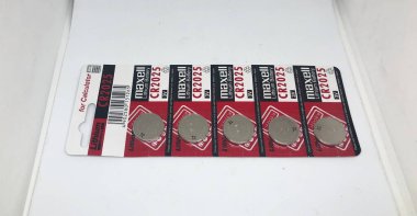 Farklı boyutta pil tipleri ve beyaz arkaplan