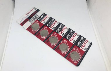 Farklı boyutta pil tipleri ve beyaz arkaplan