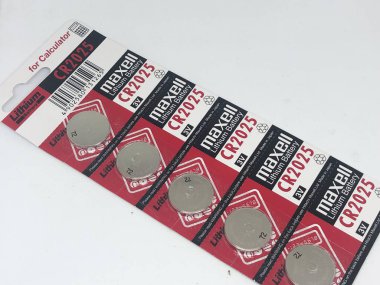 Farklı boyutta pil tipleri ve beyaz arkaplan