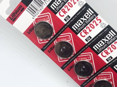 Farklı boyutta pil tipleri ve beyaz arkaplan