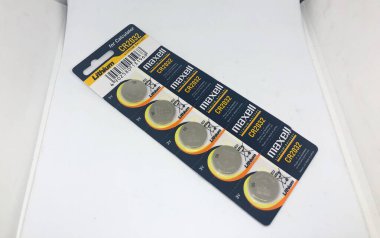 Farklı boyutta pil tipleri ve beyaz arkaplan