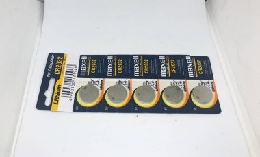 Farklı boyutta pil tipleri ve beyaz arkaplan