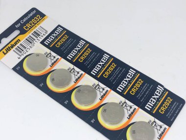 Farklı boyutta pil tipleri ve beyaz arkaplan