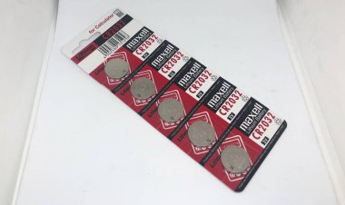 Farklı boyutta pil tipleri ve beyaz arkaplan