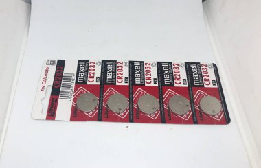 Farklı boyutta pil tipleri ve beyaz arkaplan