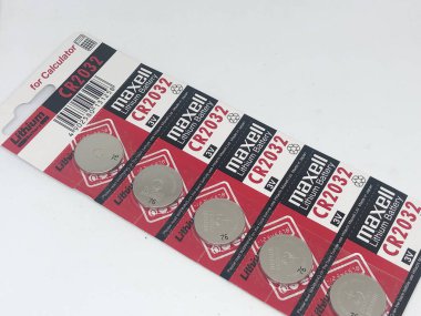 Farklı boyutta pil tipleri ve beyaz arkaplan