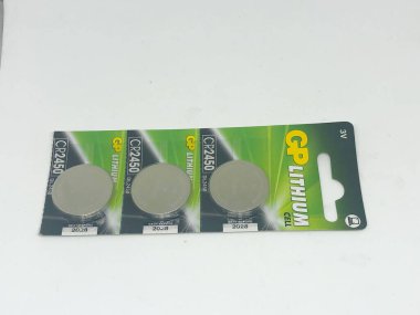 Farklı boyutta pil tipleri ve beyaz arkaplan