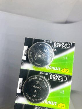 Farklı boyutta pil tipleri ve beyaz arkaplan