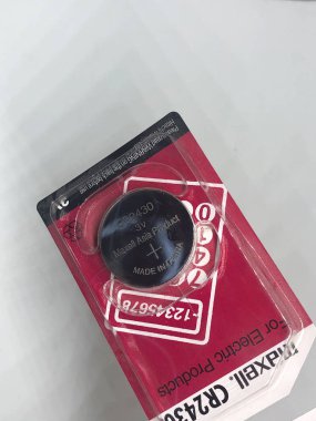 Farklı boyutta pil tipleri ve beyaz arkaplan