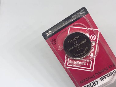 Farklı boyutta pil tipleri ve beyaz arkaplan