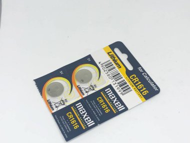 Farklı boyutta pil tipleri ve beyaz arkaplan