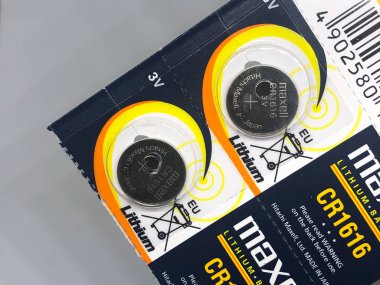 Farklı boyutta pil tipleri ve beyaz arkaplan