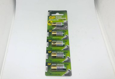 Farklı boyutta pil tipleri ve beyaz arkaplan