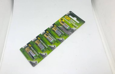 Farklı boyutta pil tipleri ve beyaz arkaplan