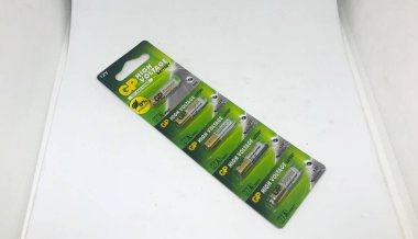 Farklı boyutta pil tipleri ve beyaz arkaplan