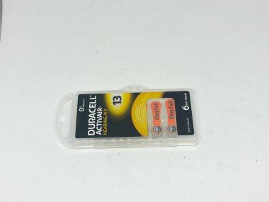 Farklı boyutta pil tipleri ve beyaz arkaplan