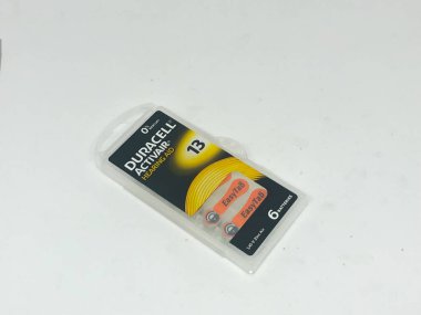 Farklı boyutta pil tipleri ve beyaz arkaplan