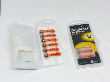 Farklı boyutta pil tipleri ve beyaz arkaplan