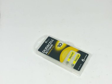 Farklı boyutta pil tipleri ve beyaz arkaplan