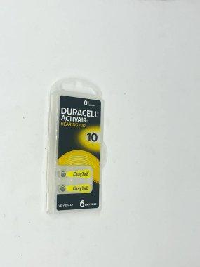 Farklı boyutta pil tipleri ve beyaz arkaplan