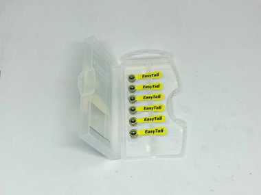 Farklı boyutta pil tipleri ve beyaz arkaplan