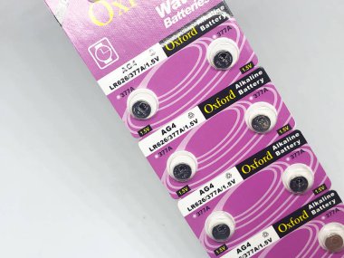 Farklı boyutta pil tipleri ve beyaz arkaplan