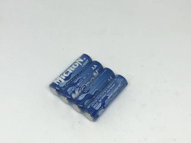 Farklı boyutta pil tipleri ve beyaz arkaplan