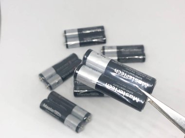 Farklı boyutta pil tipleri ve beyaz arkaplan