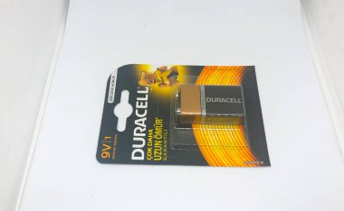 Farklı boyutta pil tipleri ve beyaz arkaplan