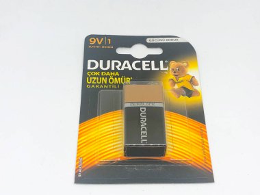 Farklı boyutta pil tipleri ve beyaz arkaplan