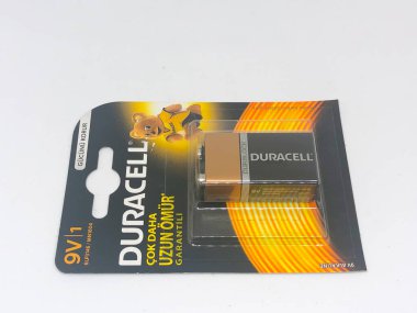 Farklı boyutta pil tipleri ve beyaz arkaplan