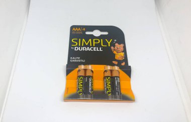 Farklı boyutta pil tipleri ve beyaz arkaplan