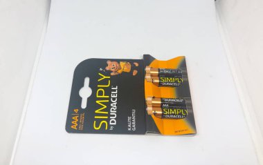 Farklı boyutta pil tipleri ve beyaz arkaplan