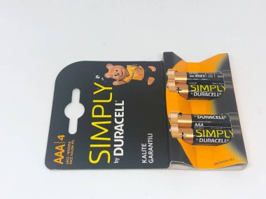 Farklı boyutta pil tipleri ve beyaz arkaplan