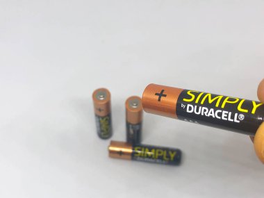 Farklı boyutta pil tipleri ve beyaz arkaplan