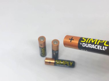 Farklı boyutta pil tipleri ve beyaz arkaplan