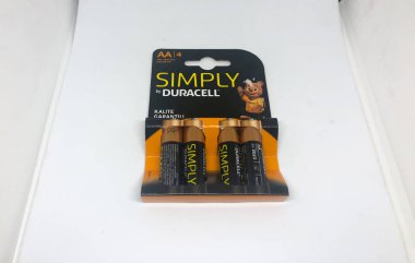 Farklı boyutta pil tipleri ve beyaz arkaplan