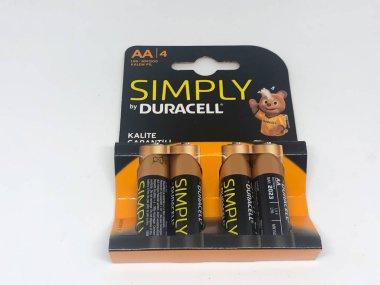 Farklı boyutta pil tipleri ve beyaz arkaplan