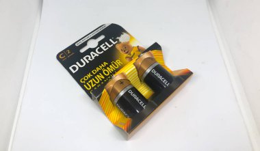 Farklı boyutta pil tipleri ve beyaz arkaplan