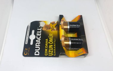 Farklı boyutta pil tipleri ve beyaz arkaplan