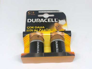 Farklı boyutta pil tipleri ve beyaz arkaplan