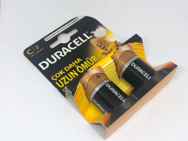 Farklı boyutta pil tipleri ve beyaz arkaplan