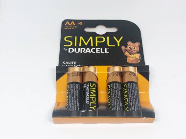 Farklı boyutta pil tipleri ve beyaz arkaplan