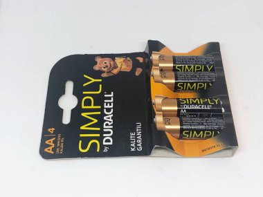 Farklı boyutta pil tipleri ve beyaz arkaplan